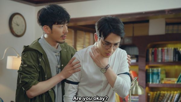 Guardian episode 3 screenshot 1 Zhao Yunlan checks on Shen Wei after he's attacked by Wang Yike.